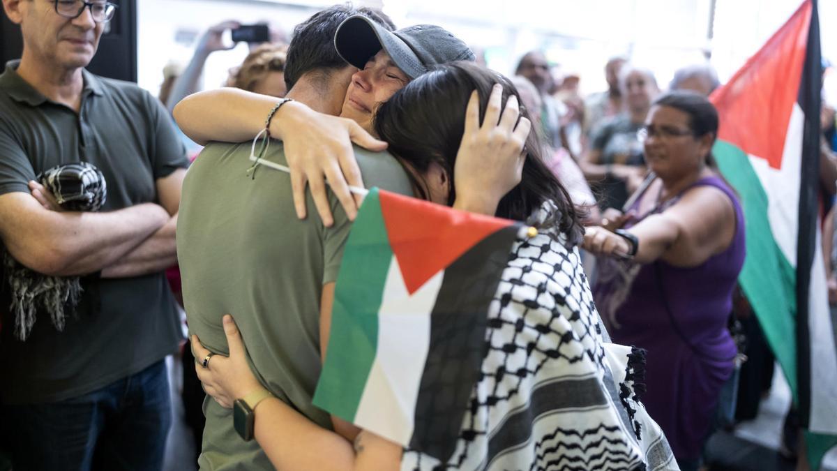 Rafael Borrego, uno de los dos activistas malagueños de la Flotilla Global Sumud deportados de Israel, es recibido por familiares, amigos y simpatizantes a su llegada este martes a la estación de tren María Zambrano de Málaga