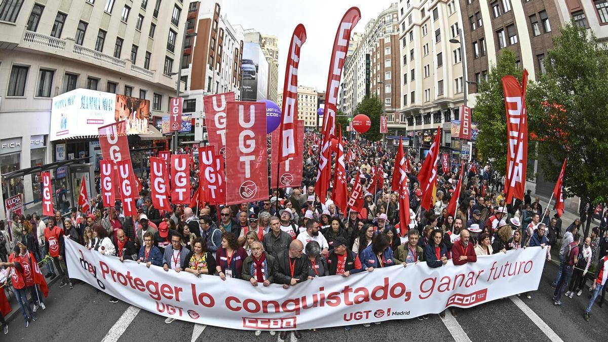 Los secretarios generales de CCOO, Unai Sordo, y de CCOO, Pepe Alvarez rodeado de medios de comunicación antes del inicio de la manifestación del Primero de Mayo en Madrid.