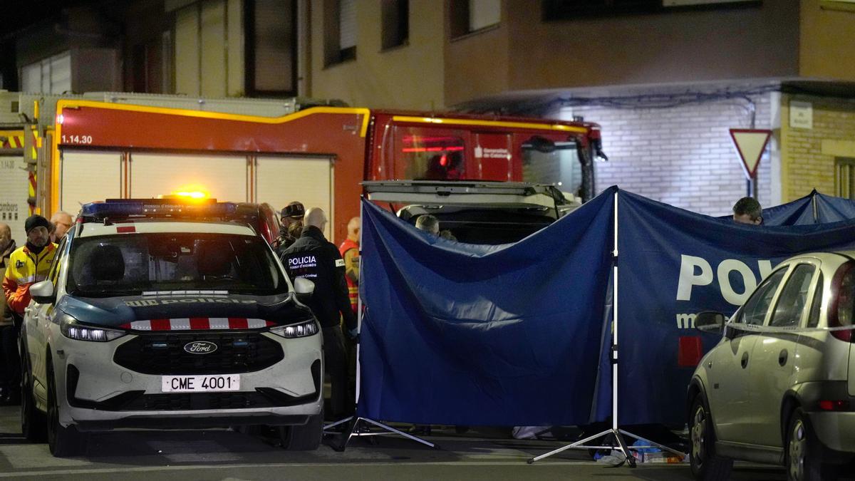 Cinco personas han muerto y otras cuatro han resultado heridas de carácter leve en un incendio registrado este lunes en un bloque de pisos en la localidad barcelonesa de Manlleu. .