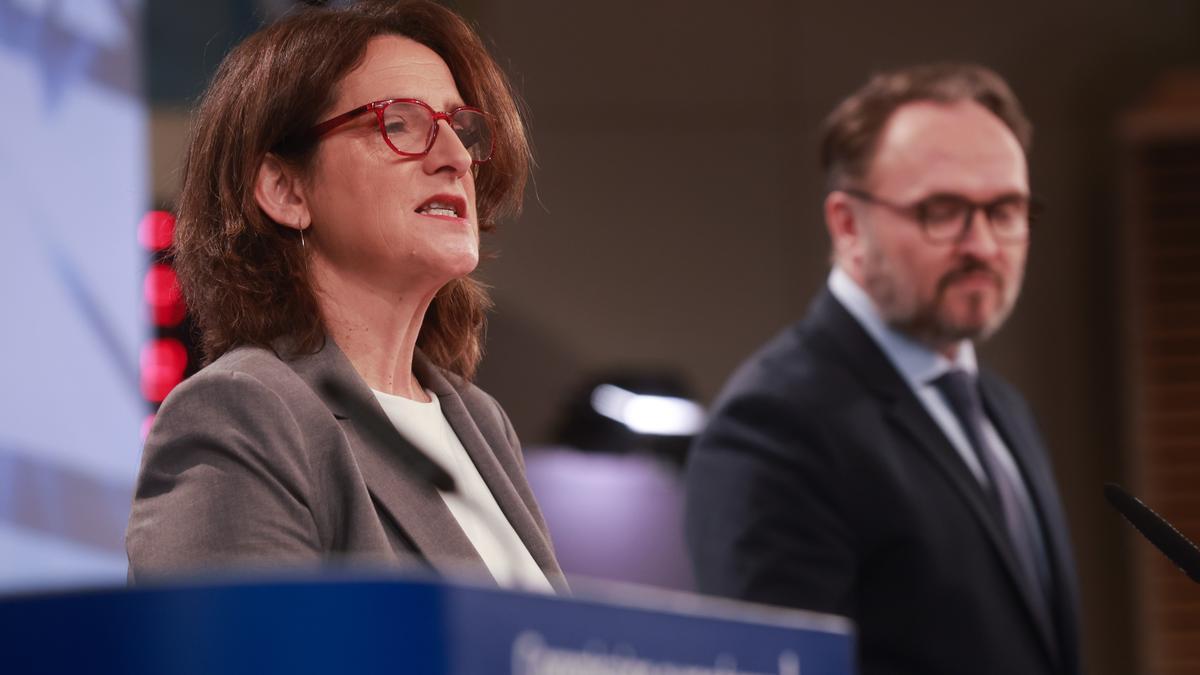 Teresa Ribera y Dan Jorgensen en una rueda de prensa en Bruselas el pasado 10 de diciembre.