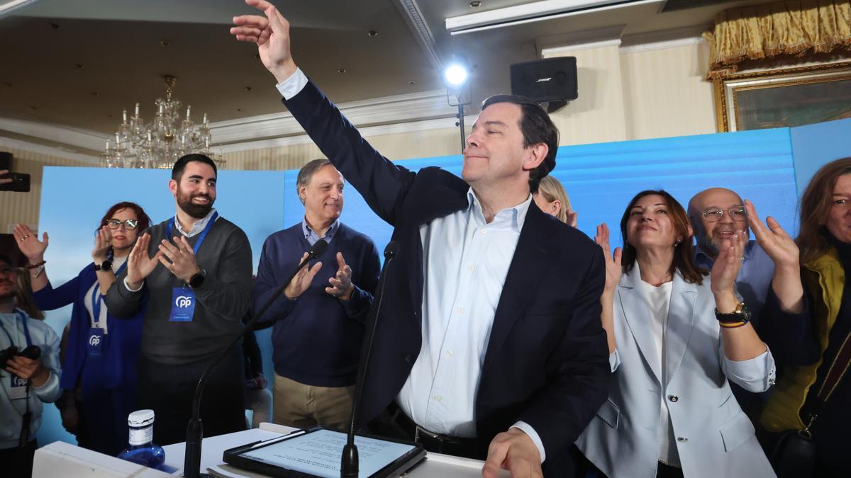El candidato del PP a la presidencia de Castilla y León Alfonso Fernández Mañueco celebra los resultados electorales en la sede popular en Salamanca.