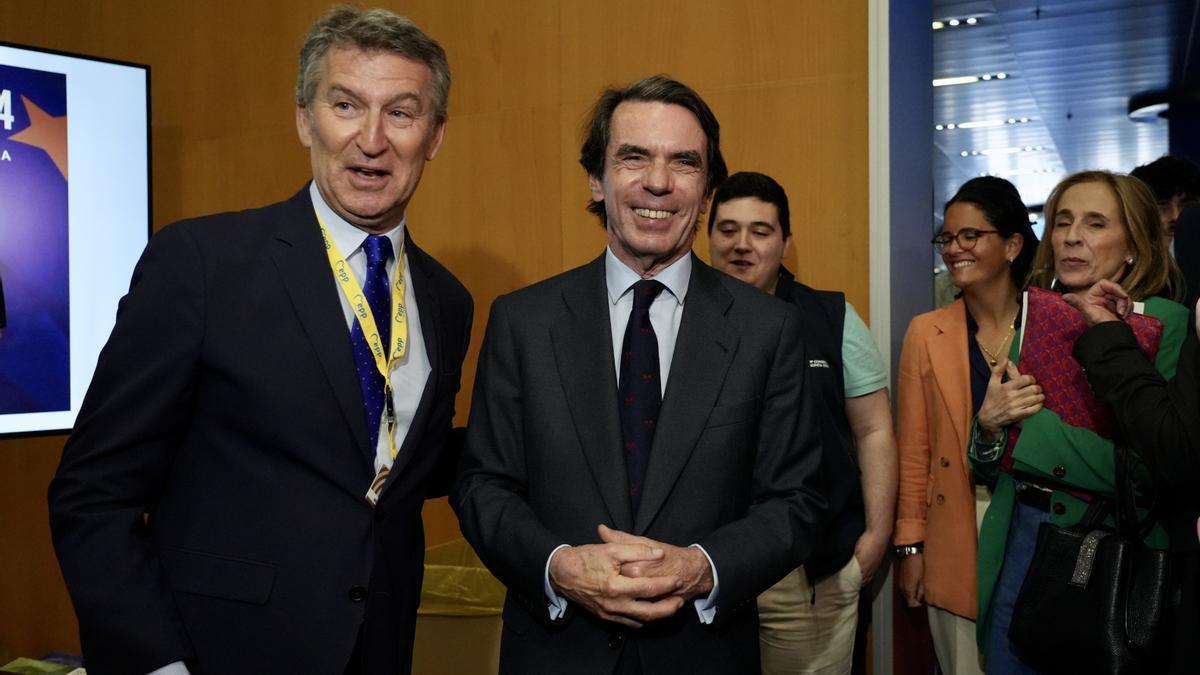 El expresidente del Gobierno, José María Aznar, y el presidente del PP, Alberto Núñez Feijóo, en la clausura del congreso del Partido Popular Europeo (PPE).
