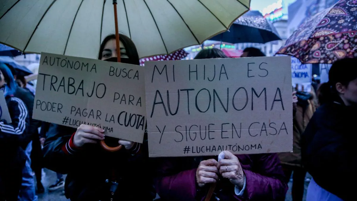 Varias personas sostienen pancartas en una manifestación para reivindicar unas cuotas “justas”, en la Puerta del Sol, a 24 de marzo de 2022