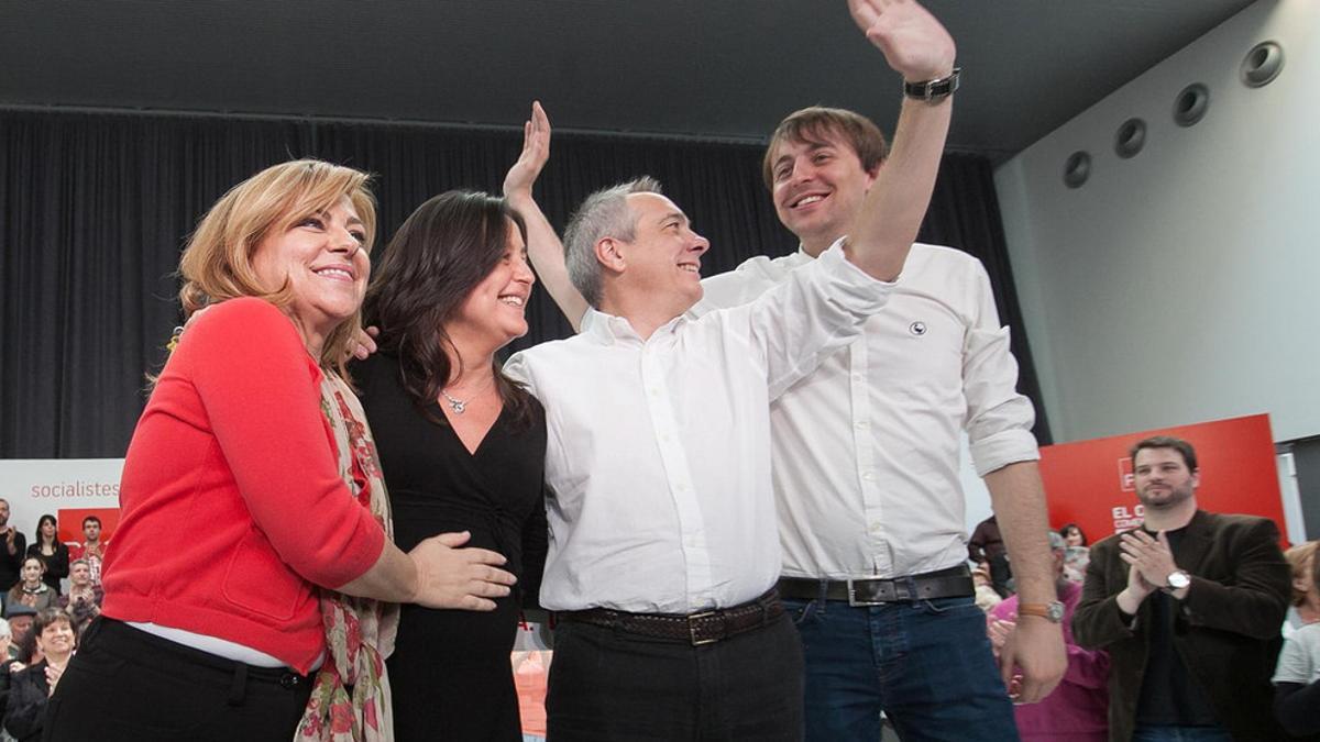 Elena Valenciano con Pere Navarro y los dos candidatos del PSC a las europeas, Javi López (6) y Esther Niubó (15), este 16 de marzo en Viladecans (Barcelona).