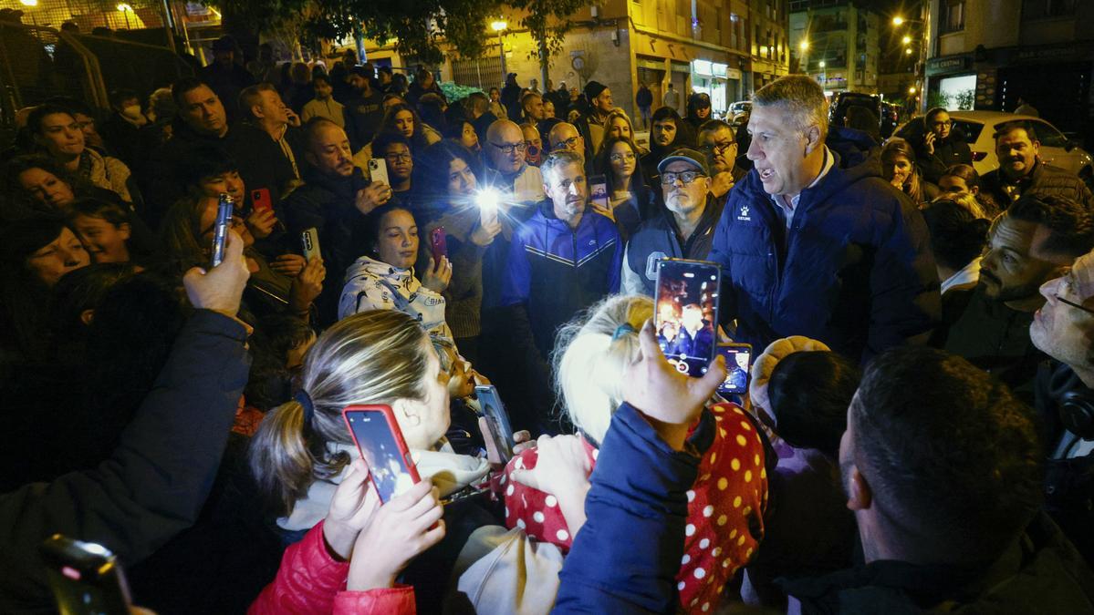 Albiol habla con grupos de personas que impiden la entrada a los migrantes a la Parroquia Mare de Déu de Montserrat de Badalona