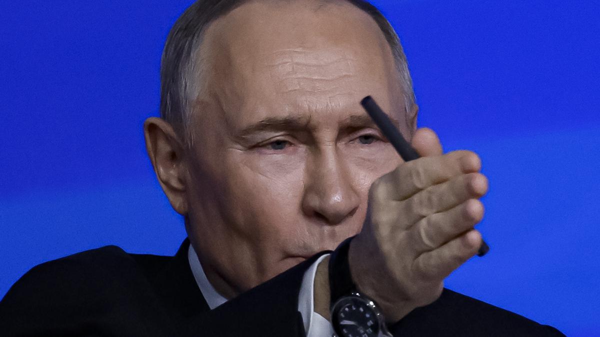 El presidente ruso, Vladimir Putin, responde preguntas durante su conferencia de prensa anual transmitida en directo con medios federales, regionales y extranjeros rusos en la sala de foros Gostiny Dvor en Moscú, Rusia, el 19 de diciembre de 2025.