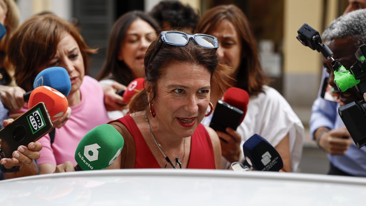 La militante socialista Leire Díez sale este martes, de la sede del PSOE en la calle Ferraz de Madrid