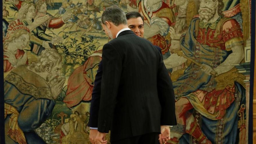 El presidente del Gobierno, Pedro Sánchez, y el rey Felipe VI, tras prometer su cargo esta mañana.