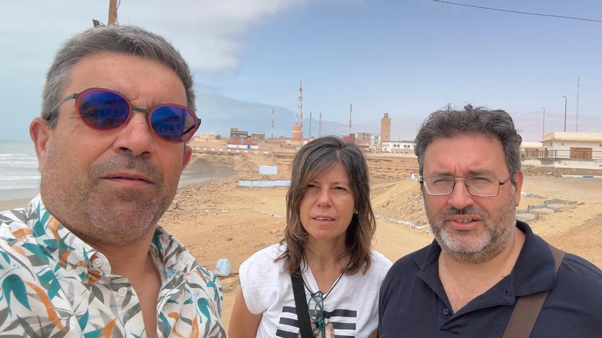 El activista Raúl Conde junto a los periodistas Leonor Suárez y Óscar Allende.