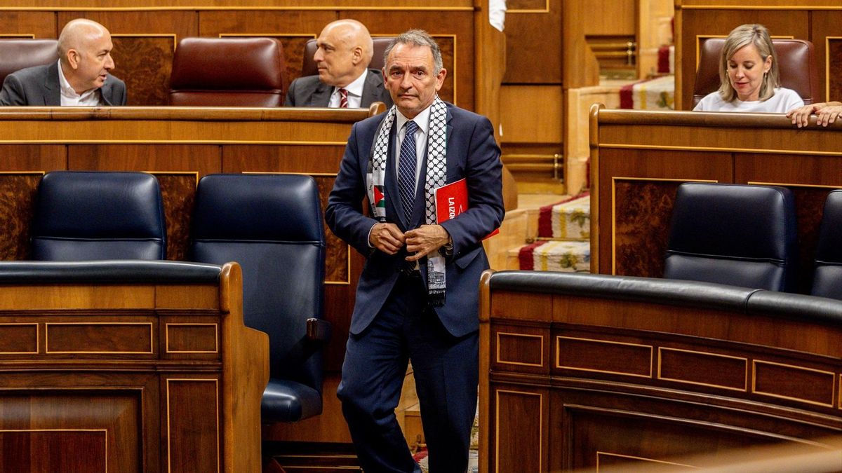 El diputado de Sumar Enrique Santiago durante una sesión plenaria, en el Congreso de los Diputados, a 7 de octubre de 2025, en Madrid.