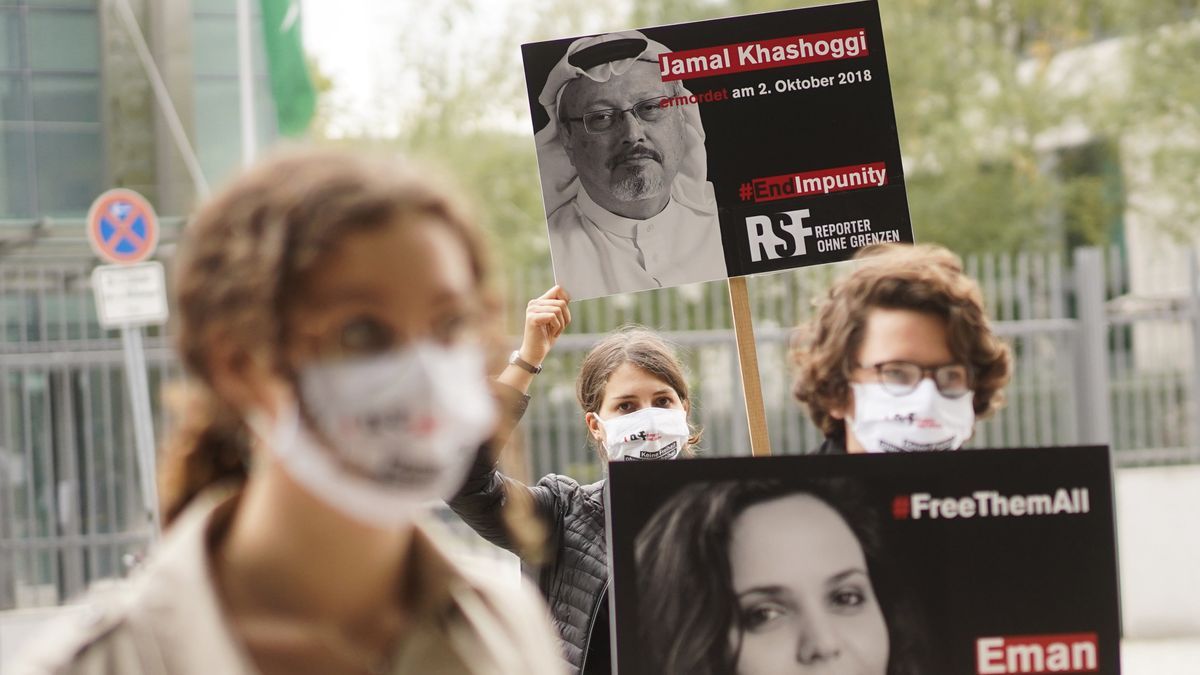 Una vigilia de activistas de RSF en memoria del periodista Yamal Jashogi ante la Embajada saudí en Berlín.