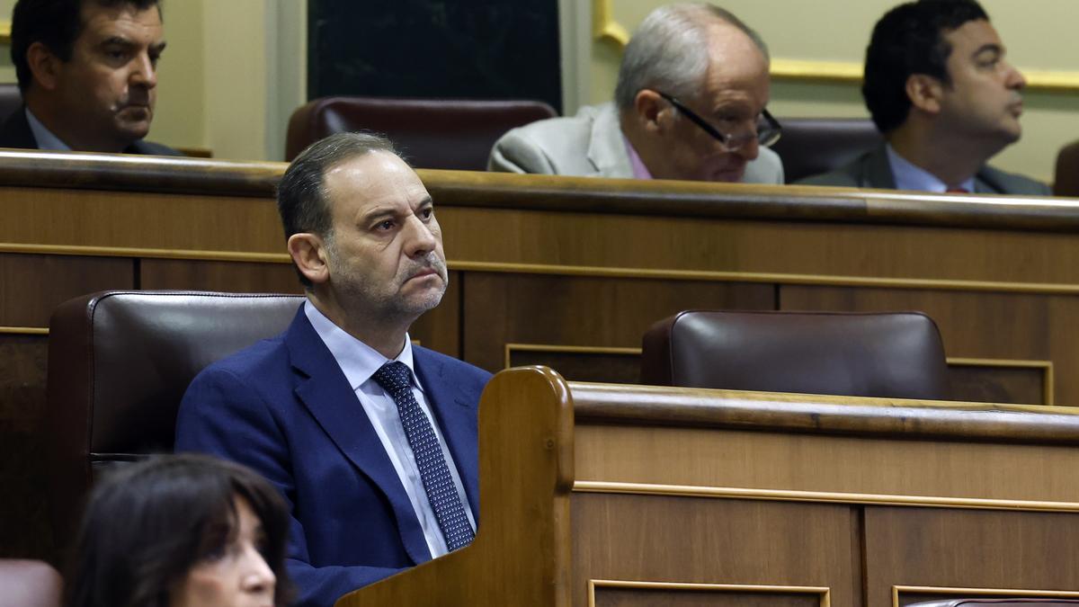 El PSOE acusa a Ábalos de difundir bulos y recuerda que le suspendió hace 20 meses