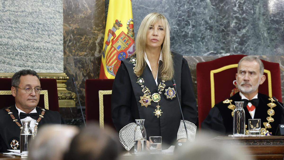 La presidenta del TS y del CGPJ, Isabel Perelló, entre el rey y el fiscal general, durante el acto de apertura del año judicial.