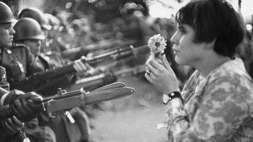 'Mujer con una flor', Marc Riboud. Fotografía de Les Amis de Marc Riboud