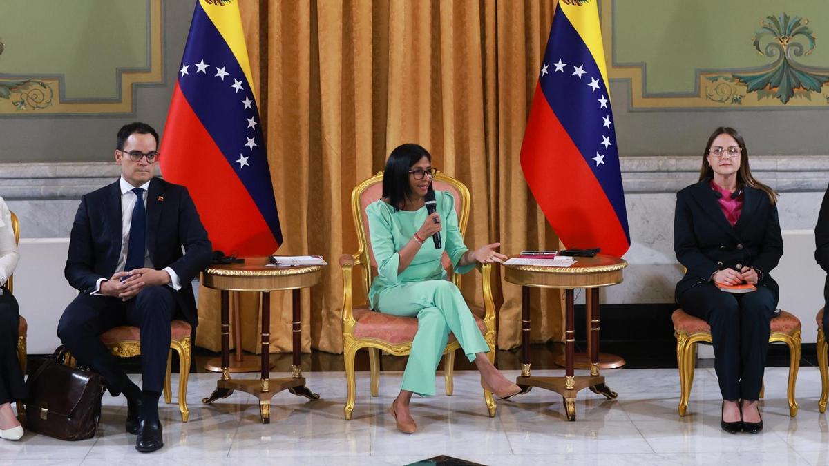 La presidenta encargada de Venezuela, Delcy Rodríguez hablando durante una reunión con inversionistas este martes, en Caracas (Venezuela).