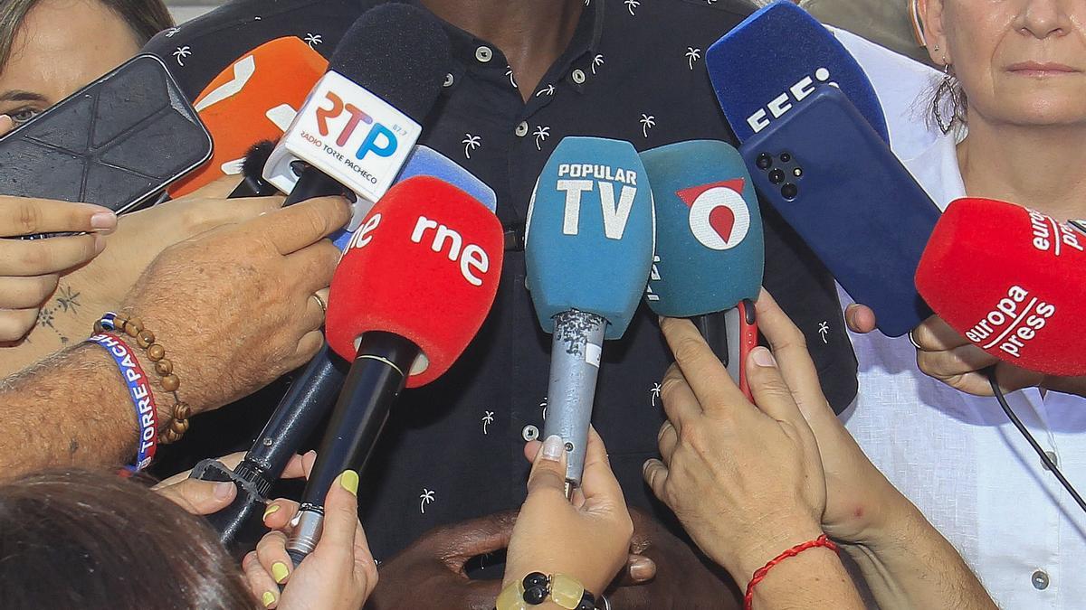 Varios periodistas toman declaraciones en la localidad murciana de Torre-Pacheco.