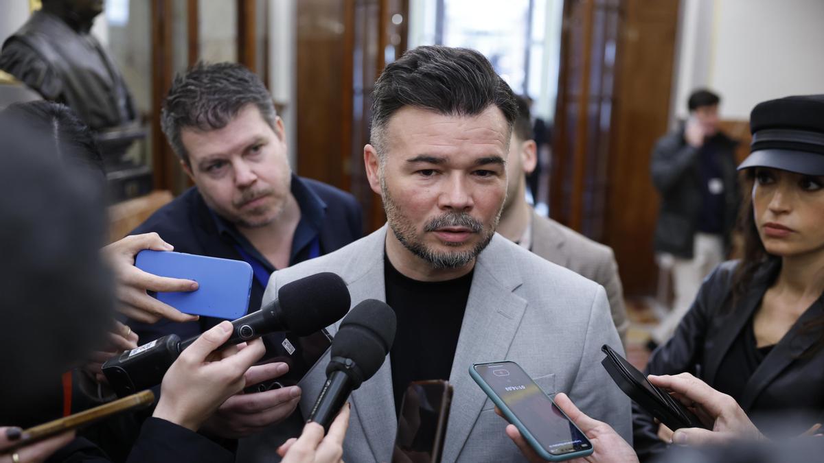 El portavoz de ERC en el Congreso de los Diputados, Gabriel Rufián, atiende a los medios.