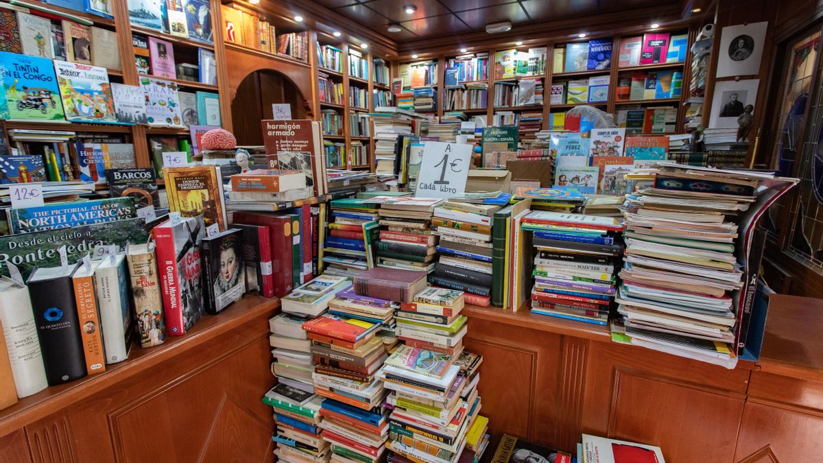 Interior de la librería La Casa de la Troya, en Madrid.