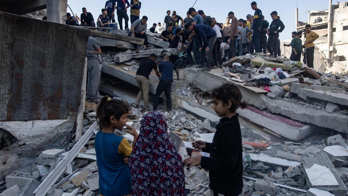 Palestinos buscan los cuerpos de personas desaparecidas bajo los escombros del edificio de la familia Dardina, después de que fuera alcanzado por un ataque aéreo israelí en Jabalia, en el norte de la Franja de Gaza, el 23 de mayo de 2025, que mató a más de 50 personas.