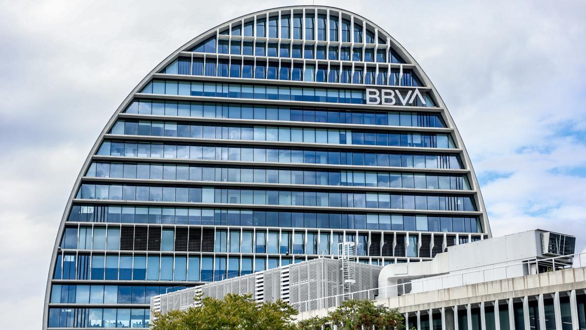 Fachada del edificio del BBVA en Madrid (España).
