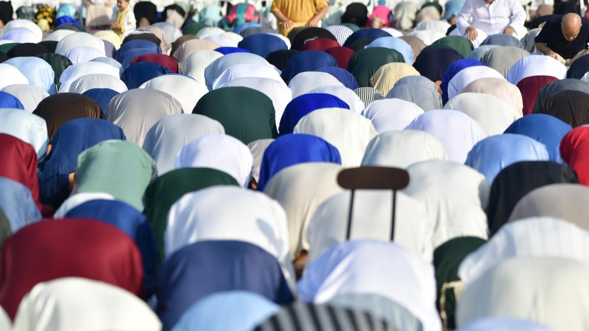 Decenas de musulmanes participan en el rezo el día de la Fiesta del Cordero, ‘el Eid al Adha’, a 29 de junio de 2023, en Ceuta (España)