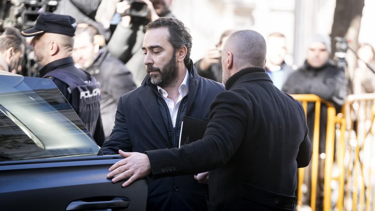 El empresario Víctor de Aldama junto al líder de Desokupa, Daniel Esteve.