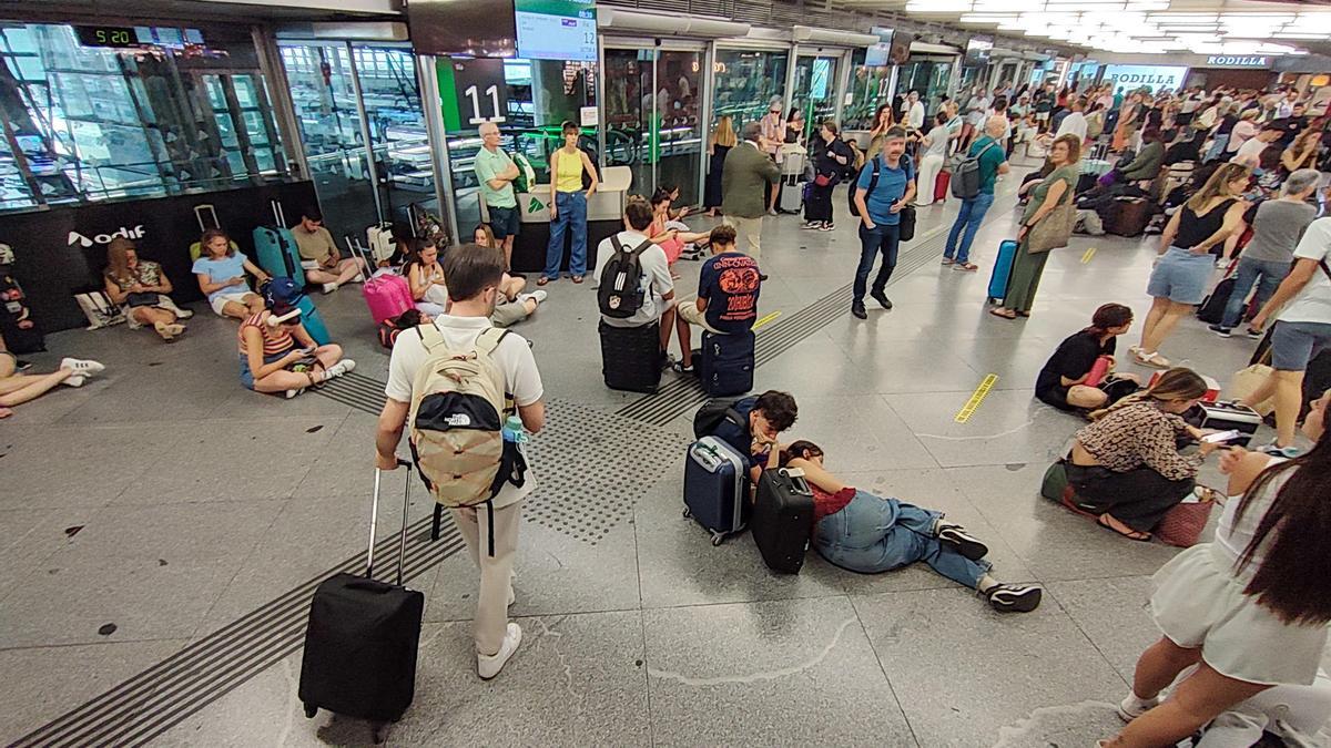 Los trenes con origen Madrid Atocha dirección sur no circularán hasta las 8:45 horas.