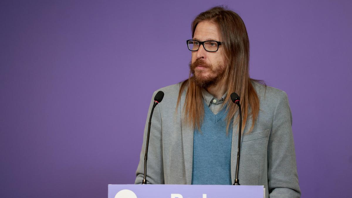 El secretario de Organización y portavoz de Podemos, Pablo Fernández durante la rueda de prensa en la sede del partido.