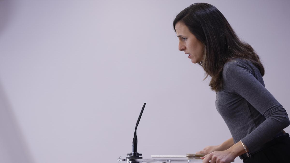 La líder de Podemos, Ione Belarra, durante la rueda de prensa que ha ofrecido este martes en el Congreso.