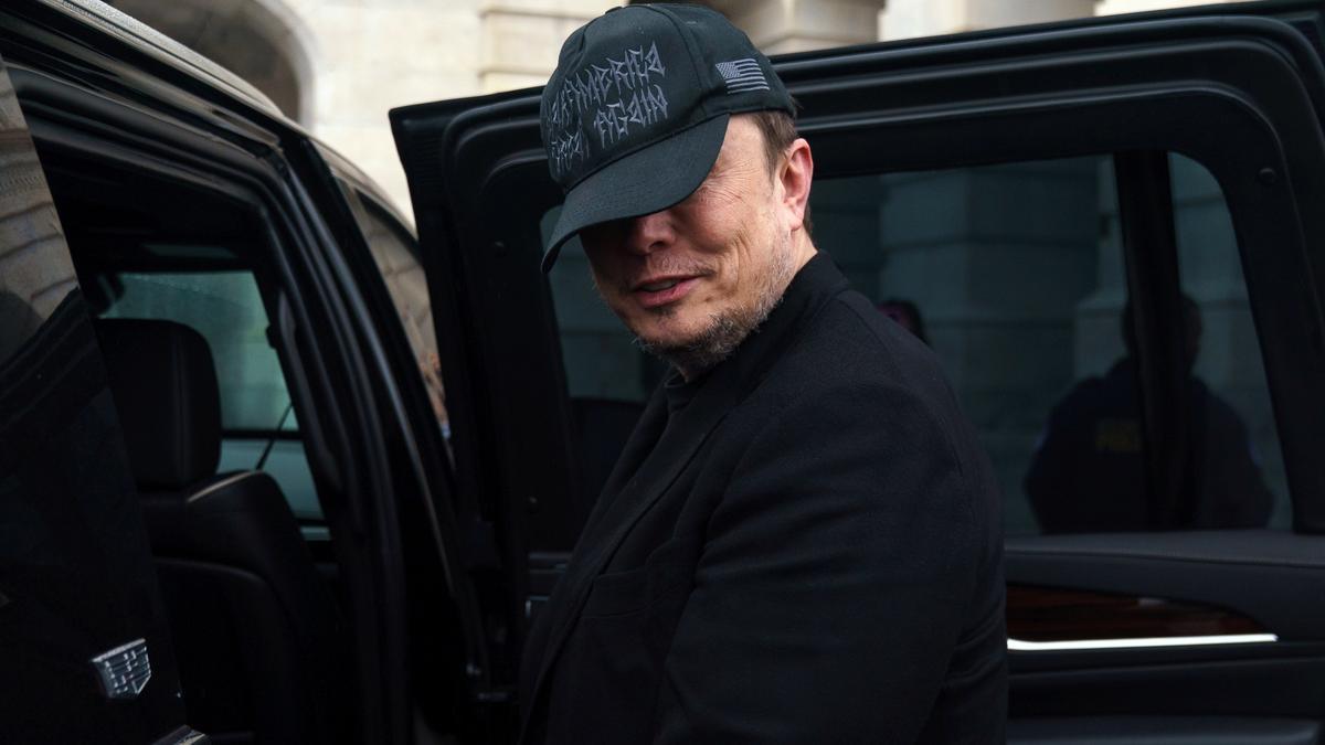 El empresario Elon Musk sale del Capitolio de EEUU en Washington.