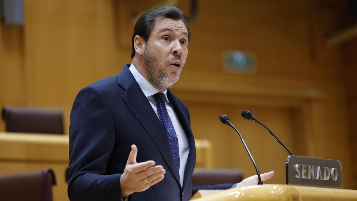El ministro de Transportes, Óscar Puente, comparece este jueves en el Senado a petición del PP para dar cuenta de los accidentes ferroviarios en Adamuz (Córdoba) y Gelida (Barcelona), además de los incidentes continuados en el servicio de Rodalies en Cataluña.