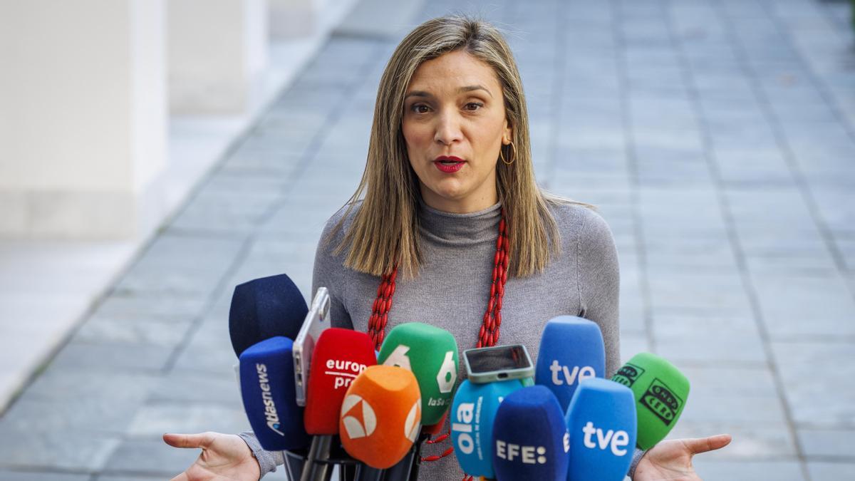 La vicesecretaria general del PSOE andaluz, María Márquez, atendiendo a los medios.