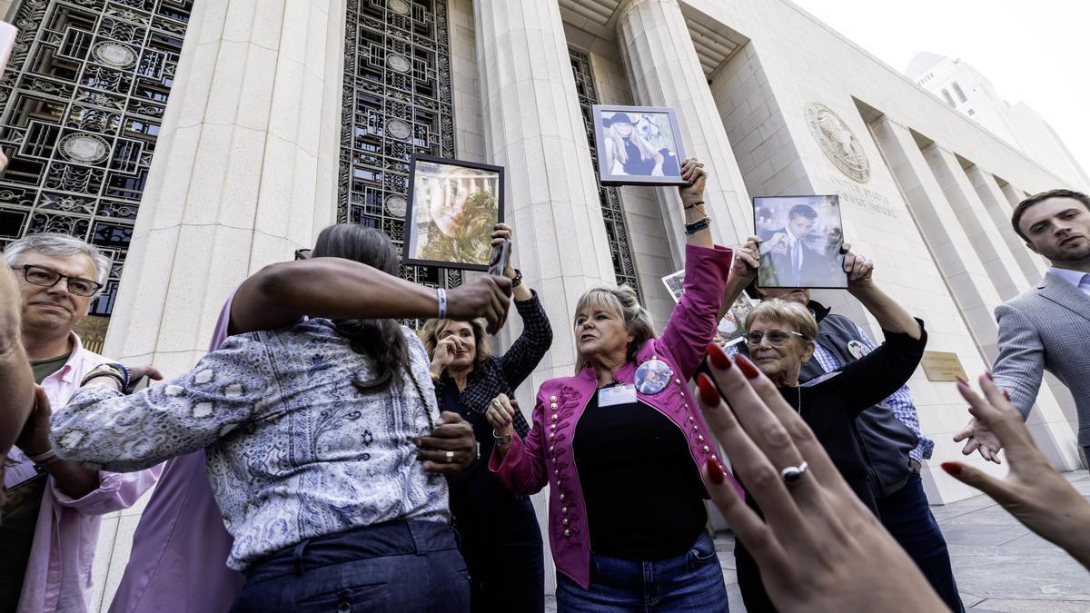 Familiares de personas que se suicidaron supuestamente como consecuencia de las redes sociales celebran el veredicto de Los Ángeles (Estados Unidos) contra Meta y YouTube.