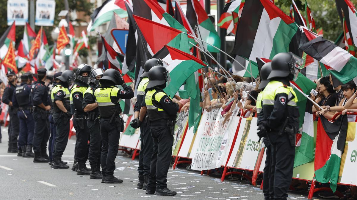 La iniciativa Gernika Palestina ha invadido este miércoles un tramo de la Gran Vía de Bilbao al paso de la Vuelta ciclista.