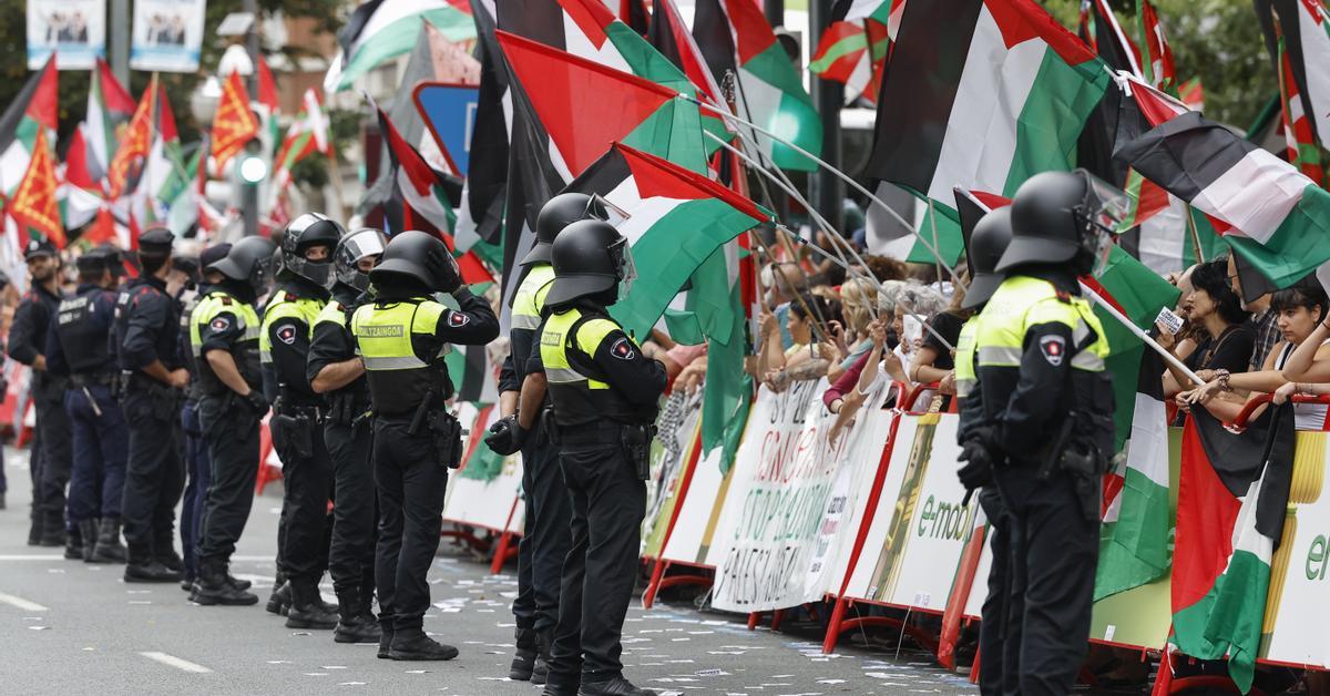 La Vuelta suspende el final de su etapa en Bilbao por una masiva protesta propalestina en la meta