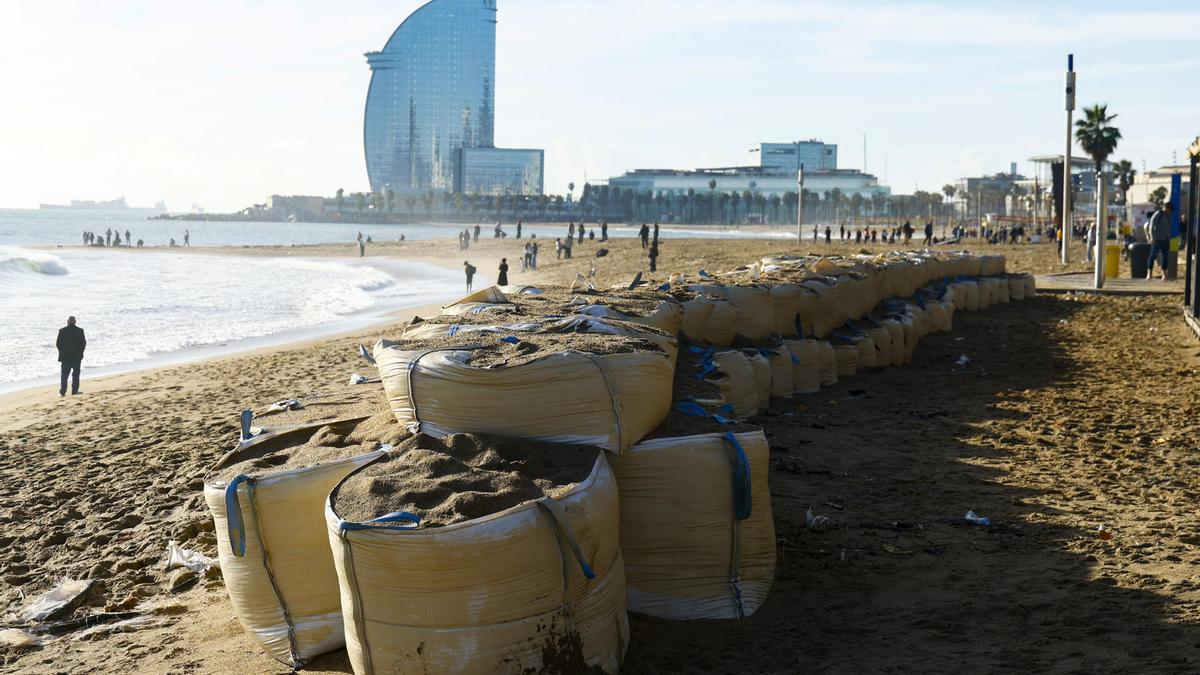 Sacos de arena a modo de dique para contener el agua