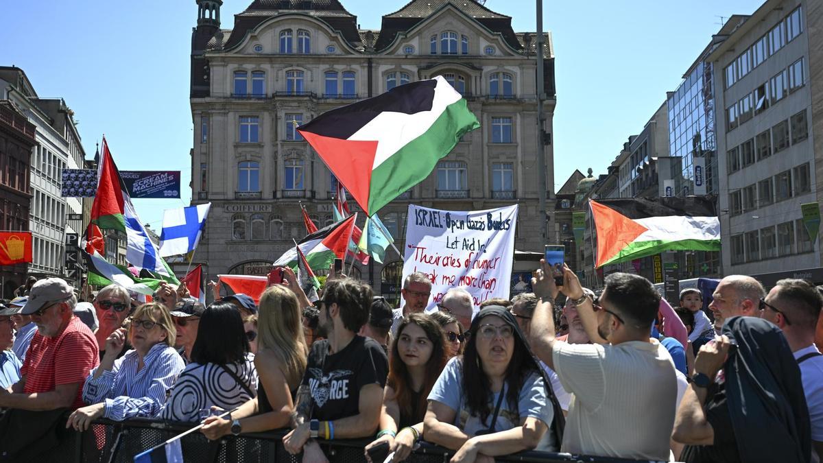 Banderas palestinas en la ceremonio de apertura de Eurovisión 2025.