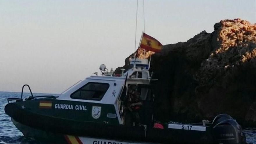 Intervención de la Guardia Civil para salvar a un menor del agua.