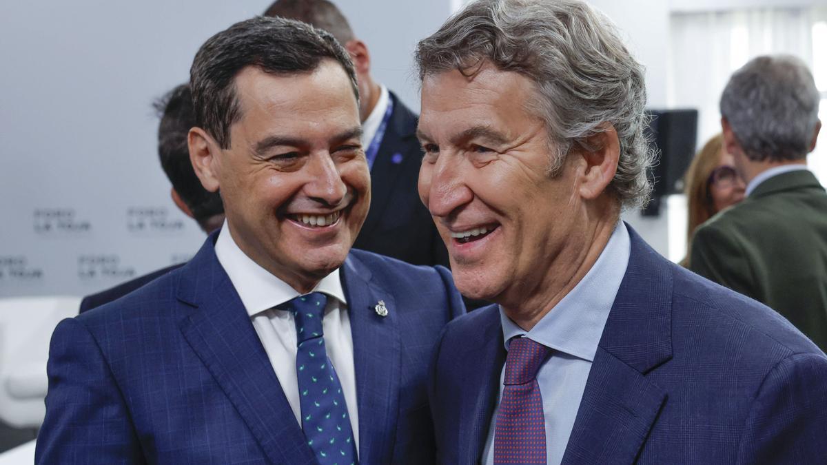 Juanma Moreno y Alberto Núñez Feijóo sonríen en un acto en O Grove (Pontevedra).