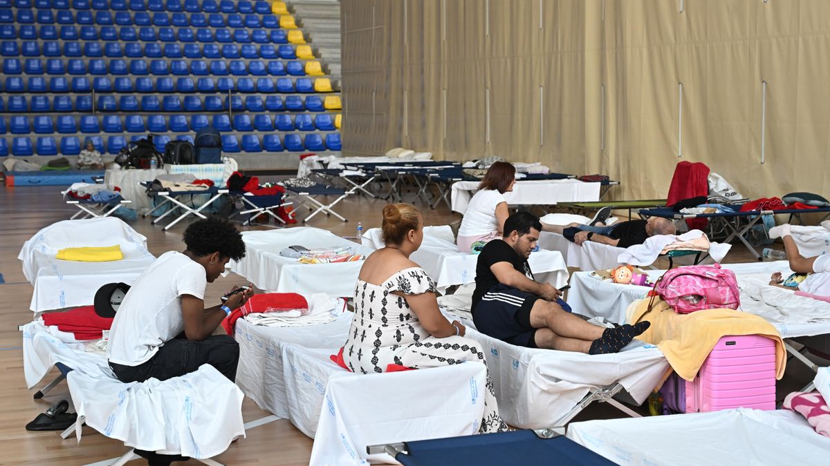 Decenas de vecinos de las localidades desalojadas permanecen en un polideportivo de Las Rozas (Madrid).