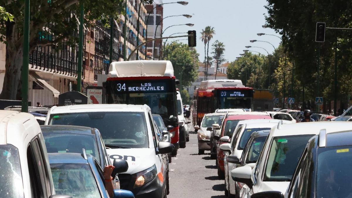 Atasco de tráfico en Sevilla, el 28 de abril.