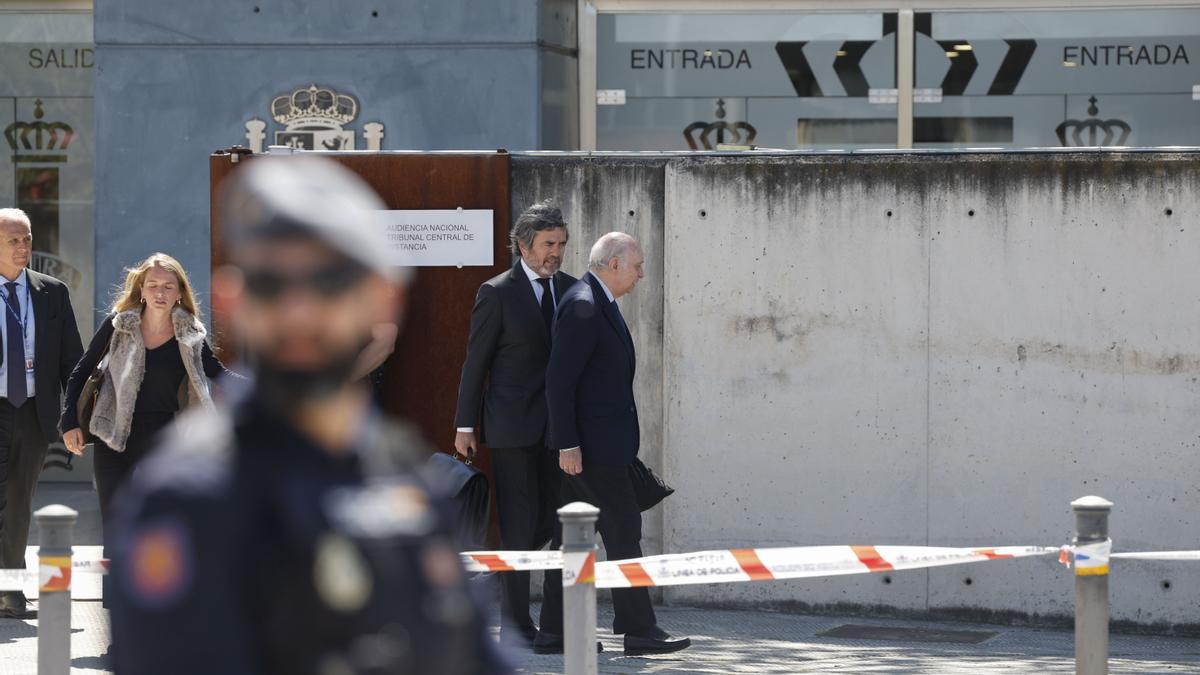El exministro del Interior Jorge Fernández Díaz sale de la sede de la Audiencia Nacional en San Fernando de Henares (Madrid).