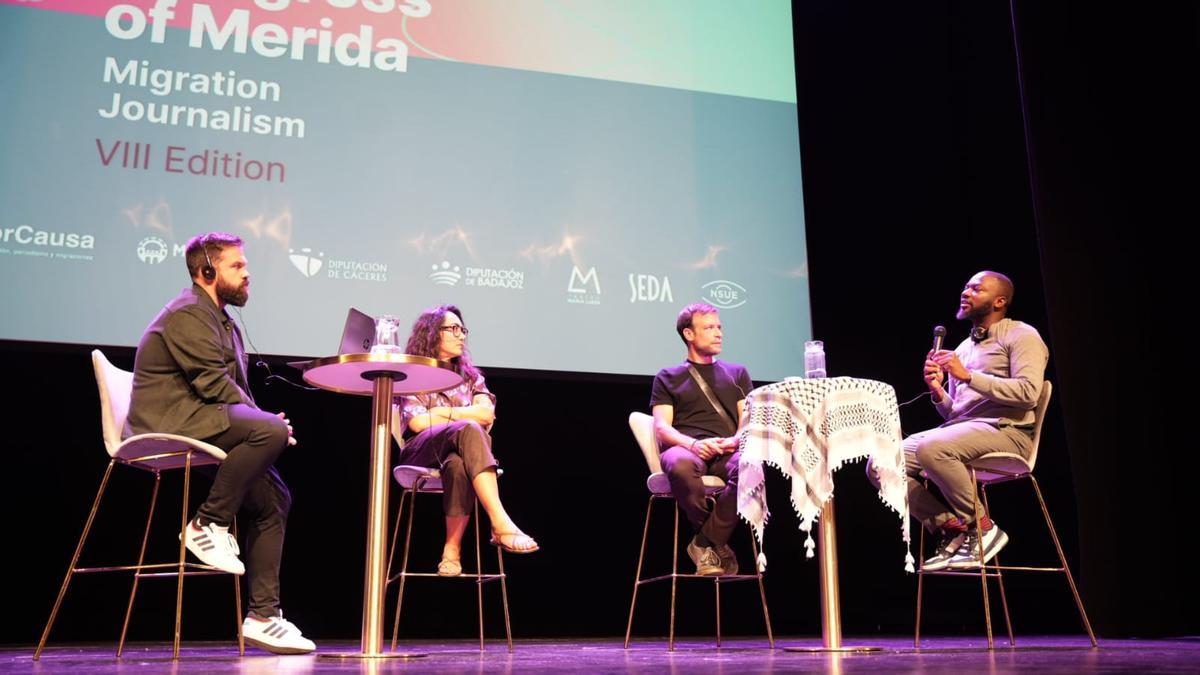 El subdirector de infoLibre, Nacho Calle, junto a la periodista turca Şebnem Arsu de Der Spiegel, el español Enrique Andrés Pretel de El Confidencial y el nigeriano Eromo Egbejule de The Guardian