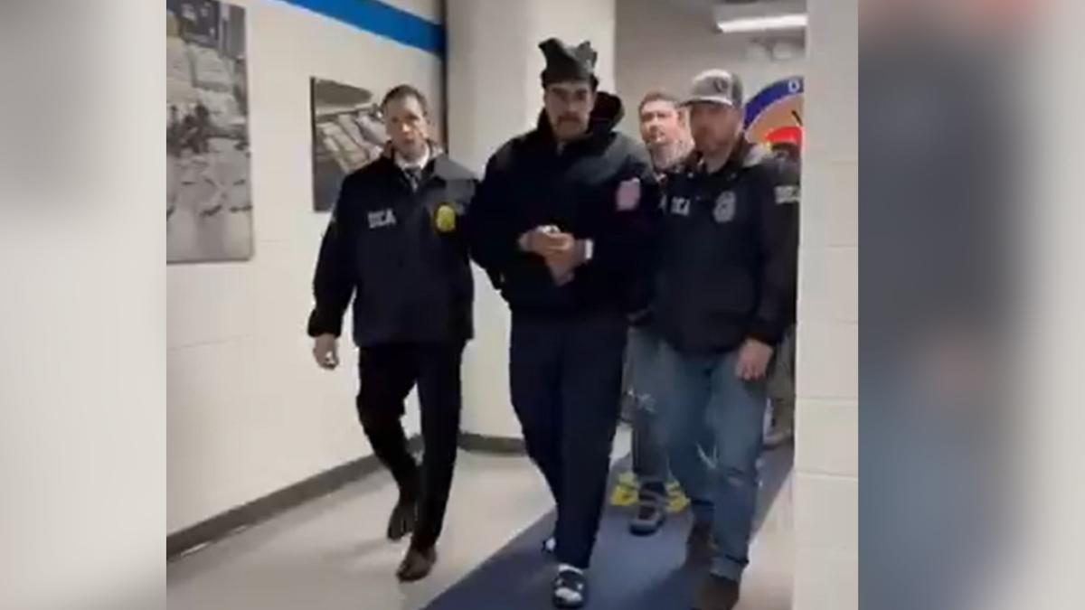 Imágenes difundidas por la Casa Blanca del presidente de Venezuela, Nicolás Maduro, detenido en instalaciones de la Agencia Antidroga de EEUU