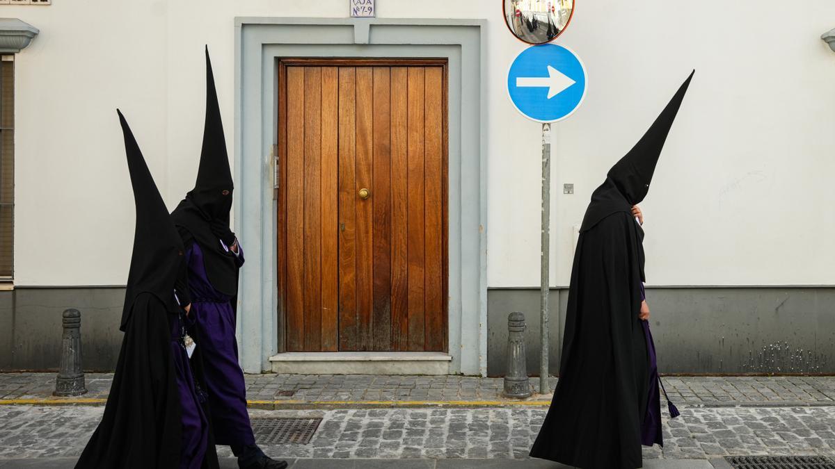 Varios nazarenos durante una procesión de Semana Santa.