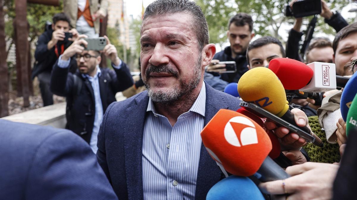 El exsecretario autonómico de Emergencias Emilio Argüeso ofrece declaraciones a los medios a su llegada a declarar en calidad de investigado ante la Ciudad de la Justicia de Valencia, a 11 de abril de 2025, en Valencia, Comunidad Valenciana (España).