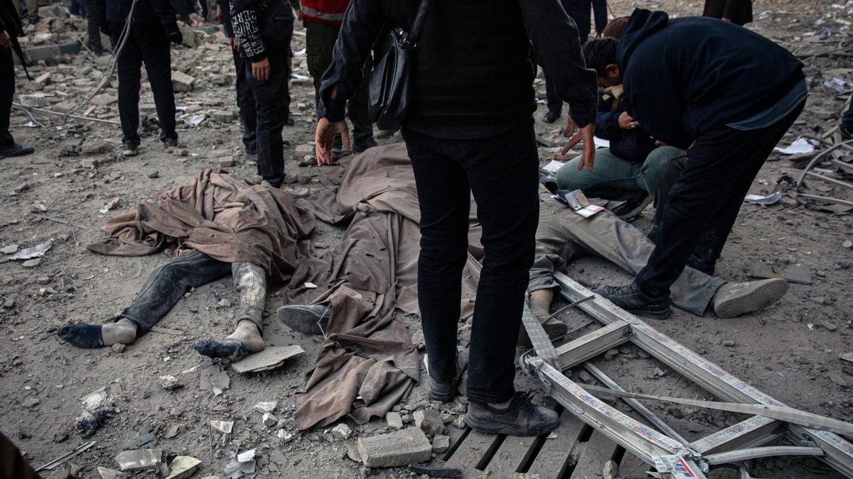 Cadáveres yacen en el suelo tras un ataque contra un edificio en la plaza Enghelab de Teherán.