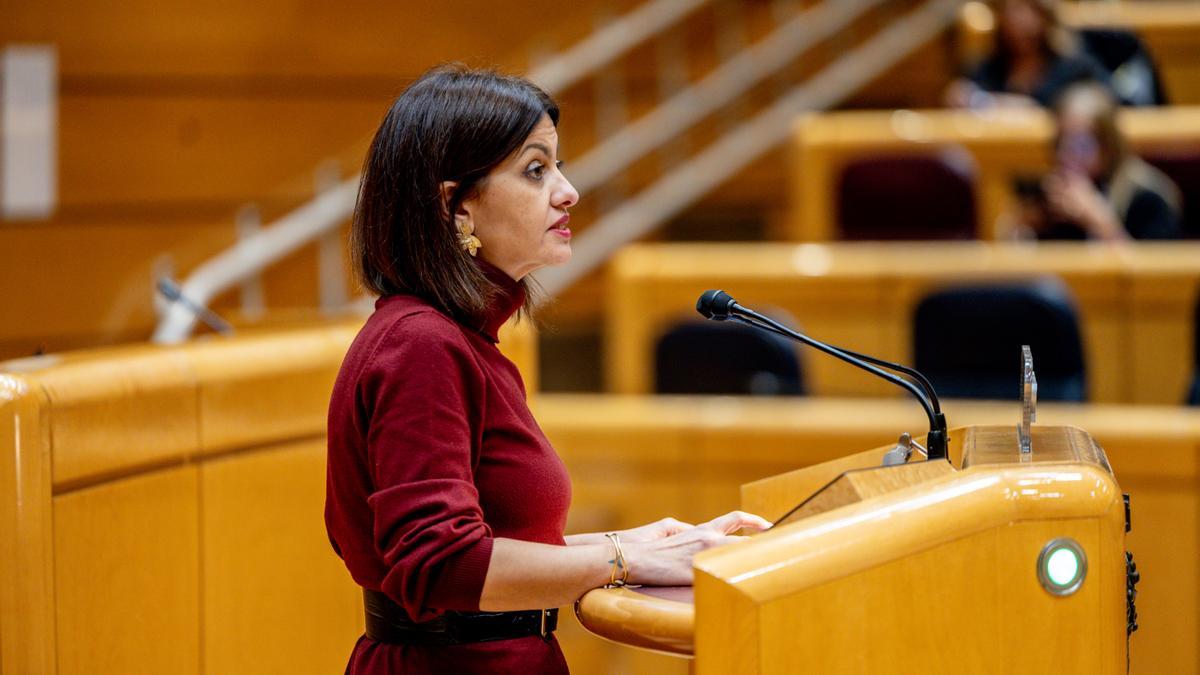 La ministra de Juventud e Infancia, Sira Rego, interviene durante una sesión plenaria en el Senado.