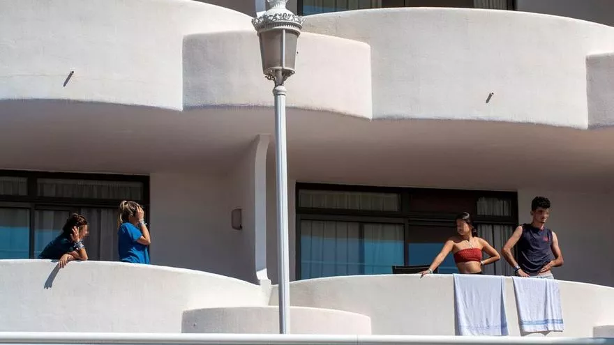 Vista de los balcones del Hotel Palma Bellver, el hotel covid donde se alojan algunos de los estudiantes que visitaron Mallorca en viaje de estudios y que han tenido contacto con positivos, este domingo.