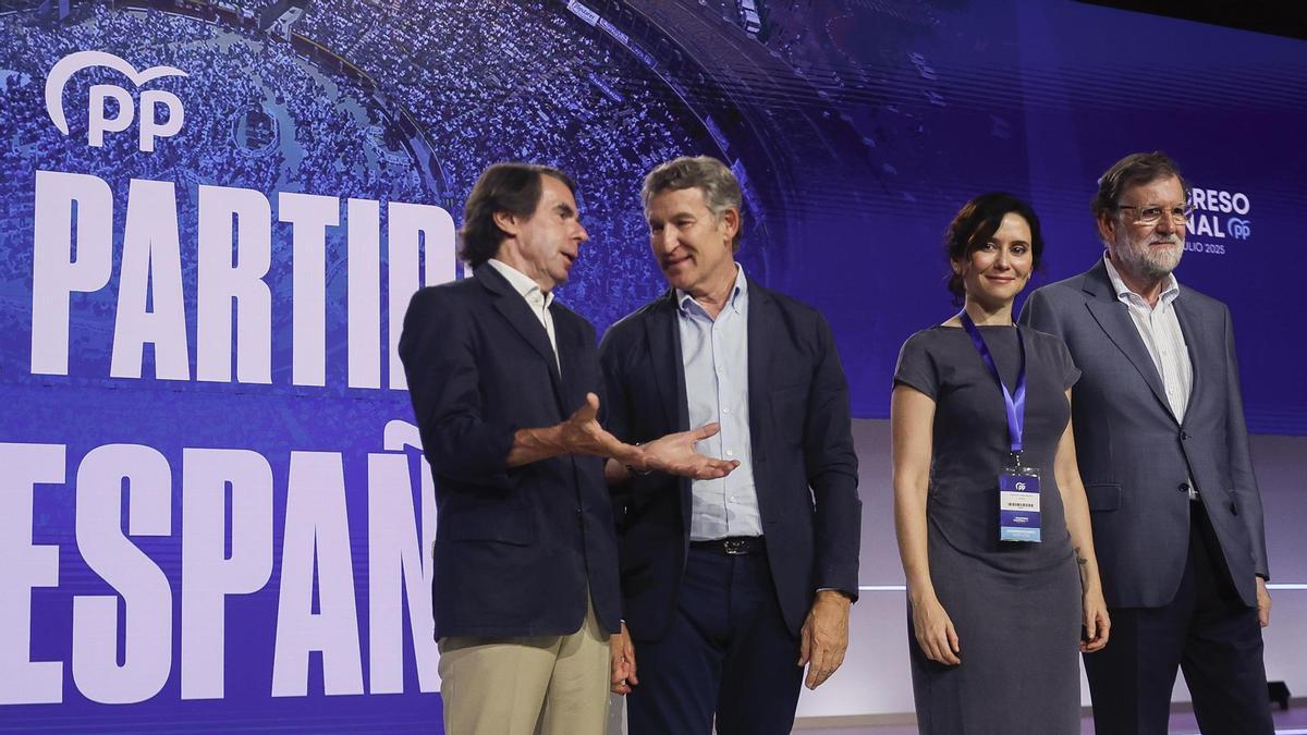 Alberto Núñez Feijóo junto a los expresidentes del Gobierno Mariano Rajoy y José María Aznar, y la presidenta de la Comunidad de Madrid, Isabel Díaz Ayuso, en el Congreso del PP.